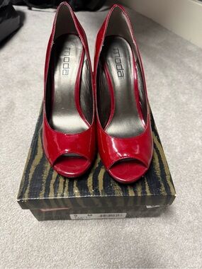 Moda Red Patent Peep-Toe Heels